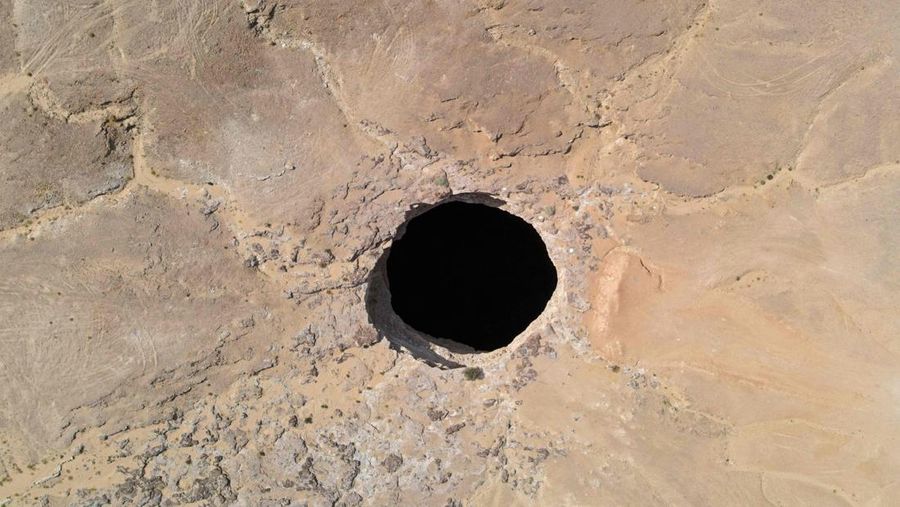 Pemandangan udara yang diambil pada 6 Juni 2021 menunjukkan Sumur Barhout yang dikenal sebagai