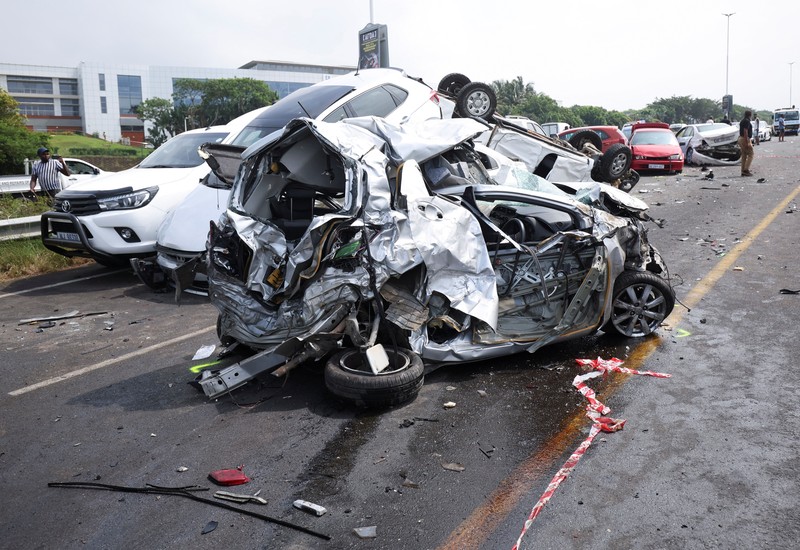 Pemandangan umum dari lokasi kecelakaan multi-kendaraan di jalan bebas hambatan M41 di Umhlanga, Durban, Afrika Selatan, 6 Maret 2023. Pemandangan umum dari lokasi kecelakaan multi-kendaraan di jalan bebas hambatan M41 di Umhlanga, Durban, Afrika Selatan, 6 Maret 2023. (REUTERS/Rogan Ward)