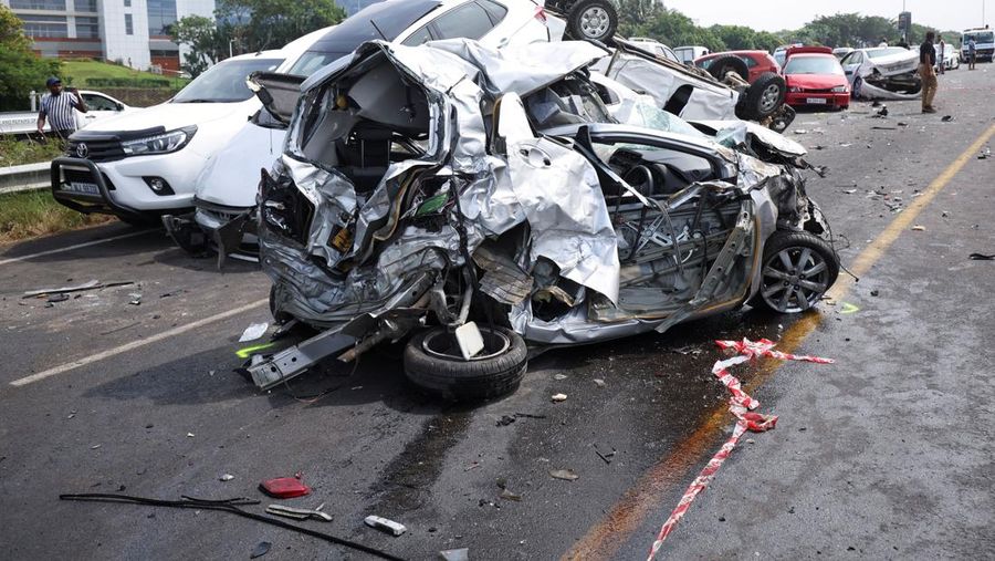 Pemandangan umum dari lokasi kecelakaan multi-kendaraan di jalan bebas hambatan M41 di Umhlanga, Durban, Afrika Selatan, 6 Maret 2023. (REUTERS/Rogan Ward)