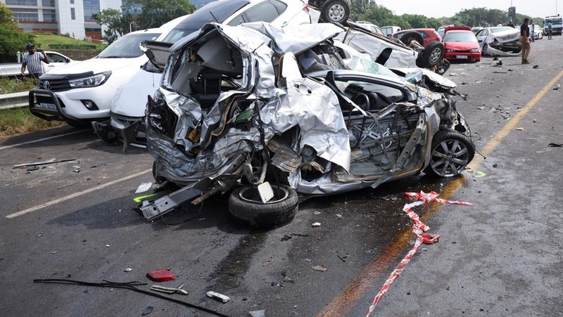 Pemandangan umum dari lokasi kecelakaan multi-kendaraan di jalan bebas hambatan M41 di Umhlanga, Durban, Afrika Selatan, 6 Maret 2023. (REUTERS/Rogan Ward)