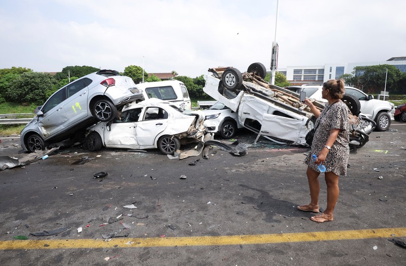 Pemandangan umum dari lokasi kecelakaan multi-kendaraan di jalan bebas hambatan M41 di Umhlanga, Durban, Afrika Selatan, 6 Maret 2023. (REUTERS/Rogan Ward)