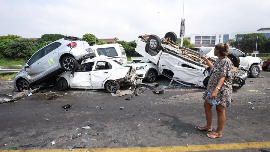 Pemandangan umum dari lokasi kecelakaan multi-kendaraan di jalan bebas hambatan M41 di Umhlanga, Durban, Afrika Selatan, 6 Maret 2023. (REUTERS/Rogan Ward)