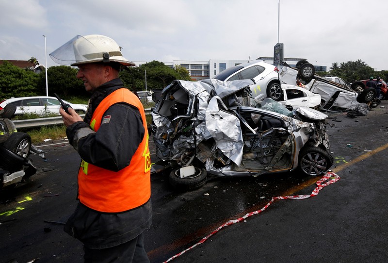 Pemandangan umum dari lokasi kecelakaan multi-kendaraan di jalan bebas hambatan M41 di Umhlanga, Durban, Afrika Selatan, 6 Maret 2023. Pemandangan umum dari lokasi kecelakaan multi-kendaraan di jalan bebas hambatan M41 di Umhlanga, Durban, Afrika Selatan, 6 Maret 2023. (REUTERS/Rogan Ward)
