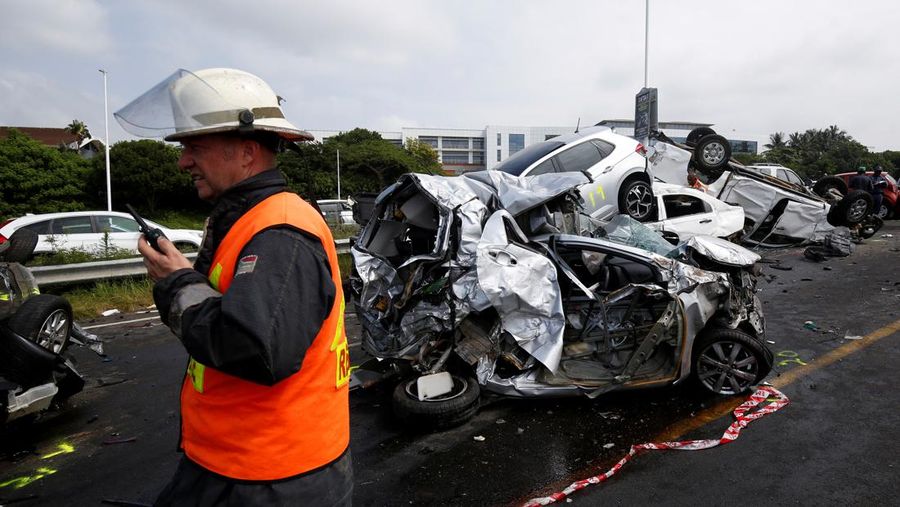 Pemandangan umum dari lokasi kecelakaan multi-kendaraan di jalan bebas hambatan M41 di Umhlanga, Durban, Afrika Selatan, 6 Maret 2023. (REUTERS/Rogan Ward)