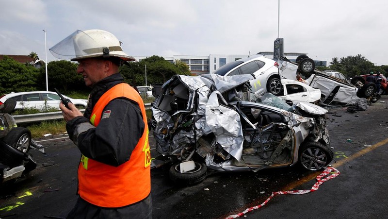 Pemandangan umum dari lokasi kecelakaan multi-kendaraan di jalan bebas hambatan M41 di Umhlanga, Durban, Afrika Selatan, 6 Maret 2023. (REUTERS/Rogan Ward)
