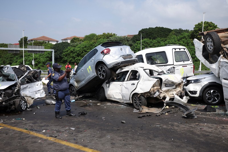 Pemandangan umum dari lokasi kecelakaan multi-kendaraan di jalan bebas hambatan M41 di Umhlanga, Durban, Afrika Selatan, 6 Maret 2023. (REUTERS/Rogan Ward)