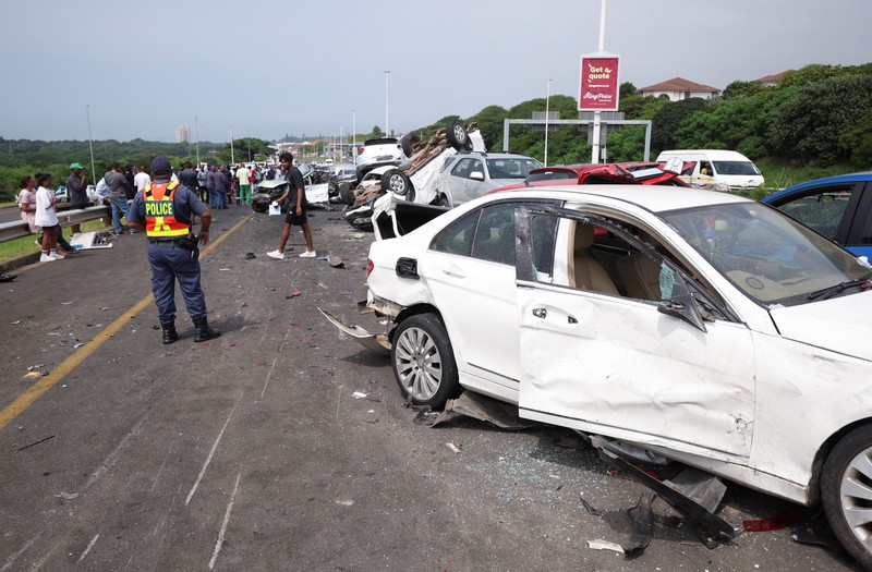 Pemandangan umum dari lokasi kecelakaan multi-kendaraan di jalan bebas hambatan M41 di Umhlanga, Durban, Afrika Selatan, 6 Maret 2023. Pemandangan umum dari lokasi kecelakaan multi-kendaraan di jalan bebas hambatan M41 di Umhlanga, Durban, Afrika Selatan, 6 Maret 2023. (REUTERS/Rogan Ward)