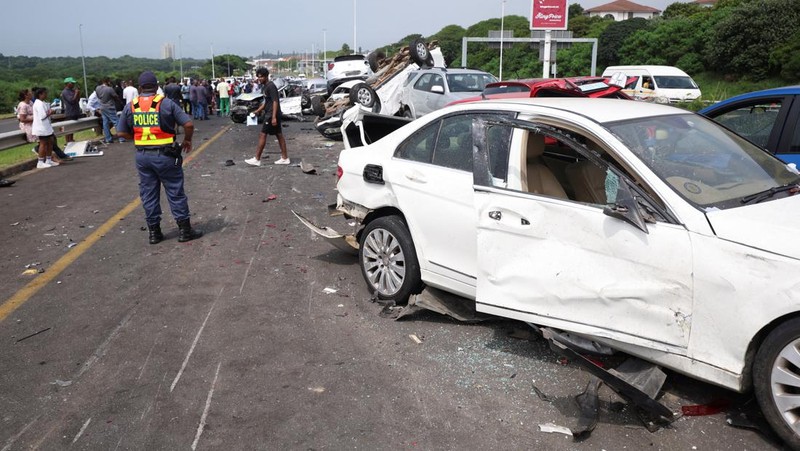Pemandangan umum dari lokasi kecelakaan multi-kendaraan di jalan bebas hambatan M41 di Umhlanga, Durban, Afrika Selatan, 6 Maret 2023. (REUTERS/Rogan Ward)