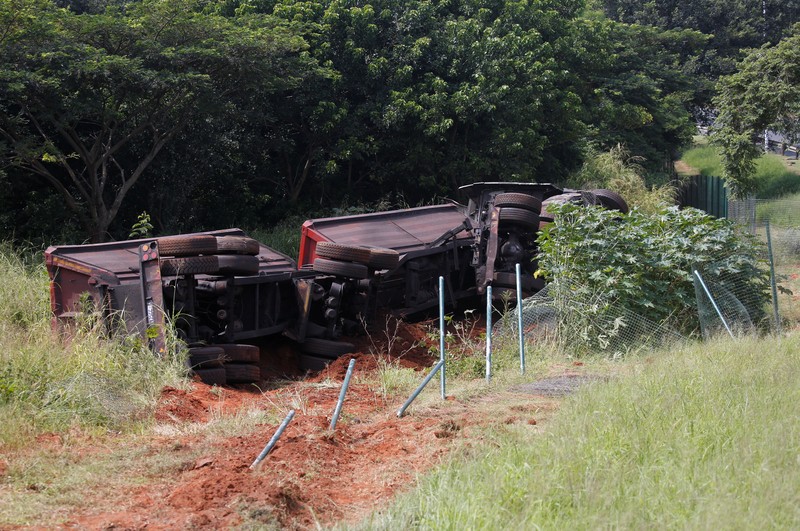 Pemandangan umum dari lokasi kecelakaan multi-kendaraan di jalan bebas hambatan M41 di Umhlanga, Durban, Afrika Selatan, 6 Maret 2023. Pemandangan umum dari lokasi kecelakaan multi-kendaraan di jalan bebas hambatan M41 di Umhlanga, Durban, Afrika Selatan, 6 Maret 2023. (REUTERS/Rogan Ward)