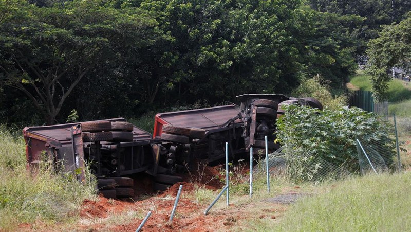 Pemandangan umum dari lokasi kecelakaan multi-kendaraan di jalan bebas hambatan M41 di Umhlanga, Durban, Afrika Selatan, 6 Maret 2023. (REUTERS/Rogan Ward)