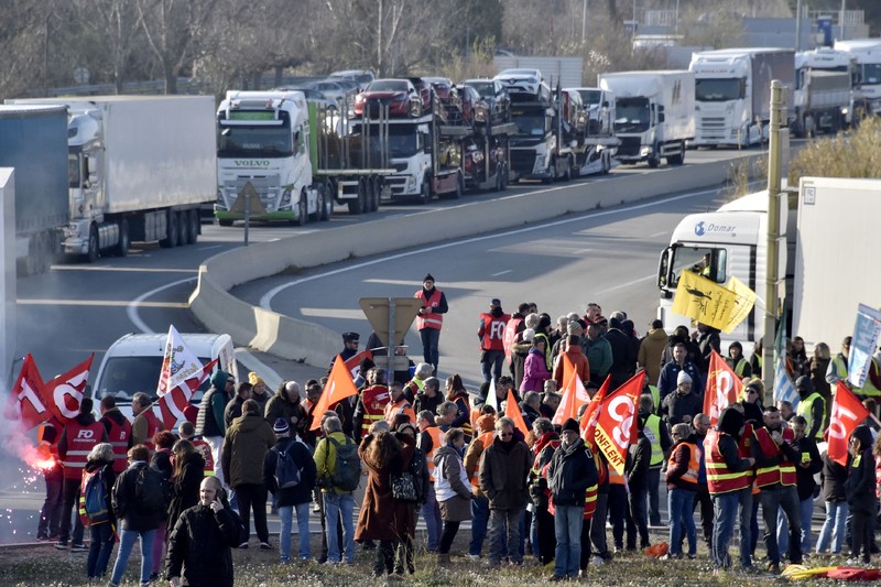 Prancis menghadapi demonstrasi besar-besaran pada Selasa (7/3/2023) menyusul usulan kontroversial Presiden Emmanuel Macron yang menaikkan usia pensiun dari 62 tahun menjadi 64 tahun. (AFP via Getty Images/FRANCOIS NASCIMBENI) Prancis menghadapi demonstrasi besar-besaran pada Selasa (7/3/2023) menyusul usulan kontroversial Presiden Emmanuel Macron yang menaikkan usia pensiun dari 62 tahun menjadi 64 tahun. (AFP via Getty Images/FRANCOIS NASCIMBENI)