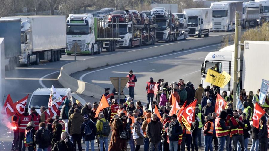 Prancis menghadapi demonstrasi besar-besaran pada Selasa (7/3/2023) menyusul usulan kontroversial Presiden Emmanuel Macron yang menaikkan usia pensiun dari 62 tahun menjadi 64 tahun. (AFP via Getty Images/FRANCOIS NASCIMBENI)
