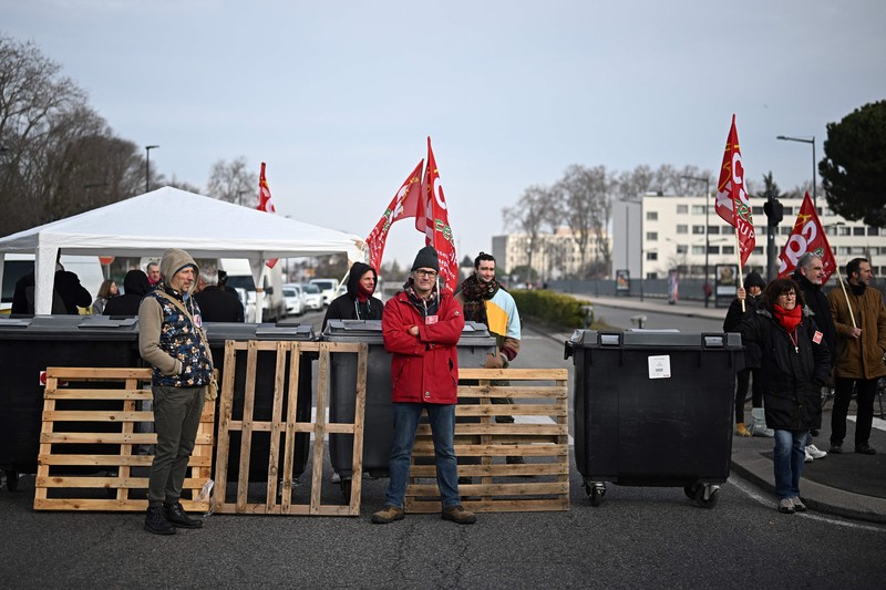 Prancis menghadapi demonstrasi besar-besaran pada Selasa (7/3/2023) menyusul usulan kontroversial Presiden Emmanuel Macron yang menaikkan usia pensiun dari 62 tahun menjadi 64 tahun. (AFP via Getty Images/FRANCOIS NASCIMBENI) Prancis menghadapi demonstrasi besar-besaran pada Selasa (7/3/2023) menyusul usulan kontroversial Presiden Emmanuel Macron yang menaikkan usia pensiun dari 62 tahun menjadi 64 tahun. (AFP via Getty Images/FRANCOIS NASCIMBENI)