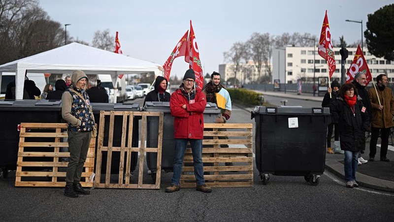 Prancis menghadapi demonstrasi besar-besaran pada Selasa (7/3/2023) menyusul usulan kontroversial Presiden Emmanuel Macron yang menaikkan usia pensiun dari 62 tahun menjadi 64 tahun. (AFP via Getty Images/FRANCOIS NASCIMBENI)