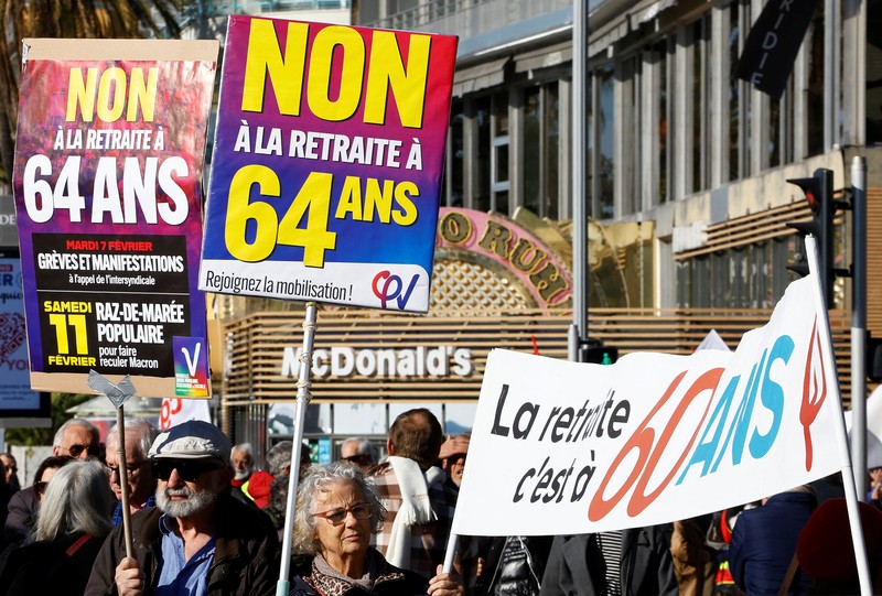 Prancis menghadapi demonstrasi besar-besaran pada Selasa (7/3/2023) menyusul usulan kontroversial Presiden Emmanuel Macron yang menaikkan usia pensiun dari 62 tahun menjadi 64 tahun. (AFP via Getty Images/FRANCOIS NASCIMBENI) Prancis menghadapi demonstrasi besar-besaran pada Selasa (7/3/2023) menyusul usulan kontroversial Presiden Emmanuel Macron yang menaikkan usia pensiun dari 62 tahun menjadi 64 tahun. (AFP via Getty Images/FRANCOIS NASCIMBENI)