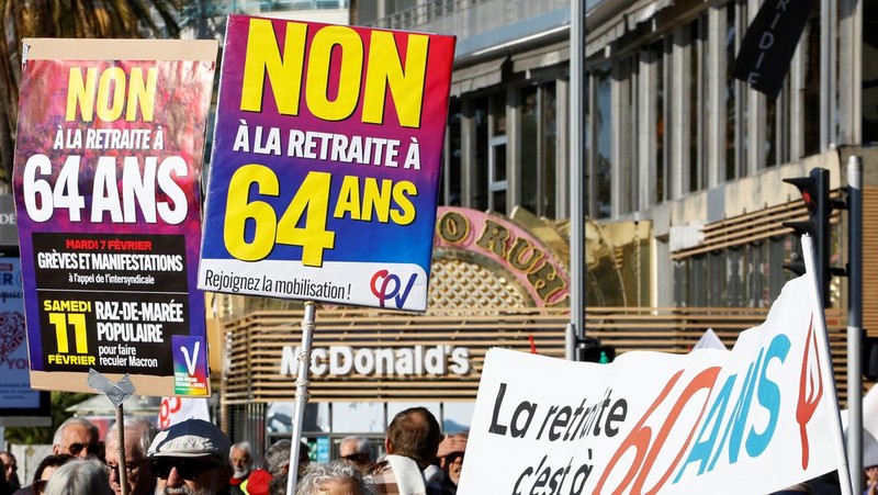 Prancis menghadapi demonstrasi besar-besaran pada Selasa (7/3/2023) menyusul usulan kontroversial Presiden Emmanuel Macron yang menaikkan usia pensiun dari 62 tahun menjadi 64 tahun. (AFP via Getty Images/FRANCOIS NASCIMBENI)