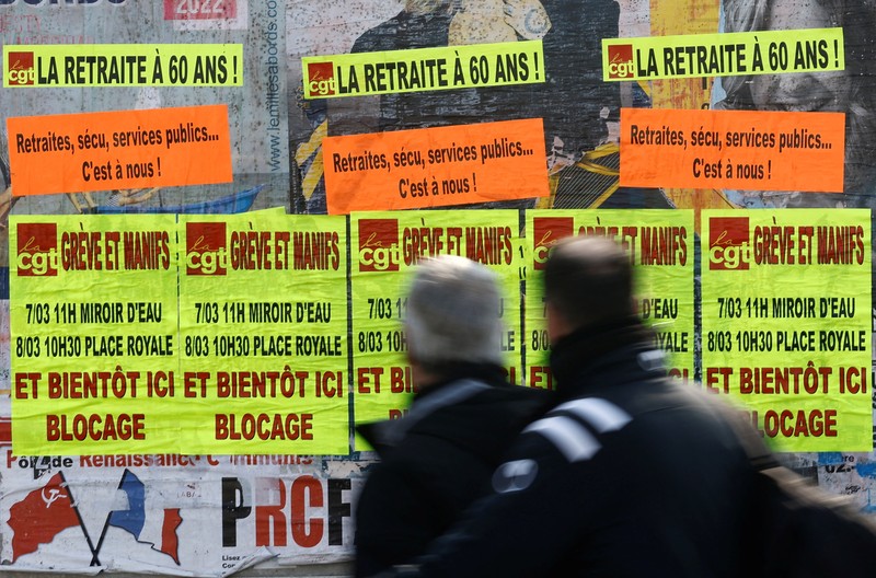 Prancis menghadapi demonstrasi besar-besaran pada Selasa (7/3/2023) menyusul usulan kontroversial Presiden Emmanuel Macron yang menaikkan usia pensiun dari 62 tahun menjadi 64 tahun. (AFP via Getty Images/FRANCOIS NASCIMBENI) Prancis menghadapi demonstrasi besar-besaran pada Selasa (7/3/2023) menyusul usulan kontroversial Presiden Emmanuel Macron yang menaikkan usia pensiun dari 62 tahun menjadi 64 tahun. (AFP via Getty Images/FRANCOIS NASCIMBENI)