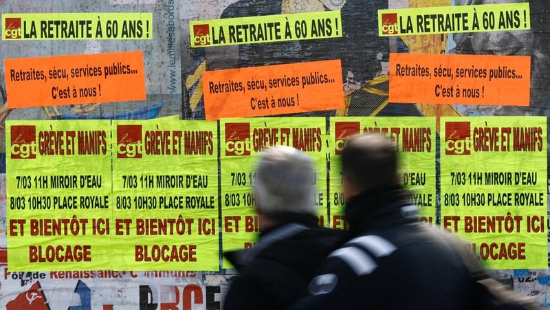 Prancis menghadapi demonstrasi besar-besaran pada Selasa (7/3/2023) menyusul usulan kontroversial Presiden Emmanuel Macron yang menaikkan usia pensiun dari 62 tahun menjadi 64 tahun. (AFP via Getty Images/FRANCOIS NASCIMBENI)