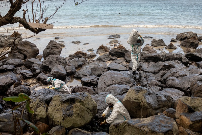 Relawan menggunakan alat pelindung diri (APD) sedang membersihkan tumpahan minyak dari kapal tanker bahan bakar MT Princess Empress yang tenggelam, di pantai Pola, di provinsi Oriental Mindoro, Filipina, (7/3/2023). (REUTERS/ELOISA LOPEZ) Relawan menggunakan alat pelindung diri (APD) sedang membersihkan tumpahan minyak dari kapal tanker bahan bakar MT Princess Empress yang tenggelam, di pantai Pola, di provinsi Oriental Mindoro, Filipina, (7/3/2023). (REUTERS/ELOISA LOPEZ)