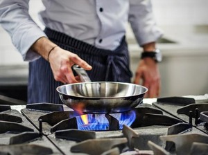Catat! Ini Waktu Terbaik Menaruh Minyak ke 5 Jenis Wajan Ini
