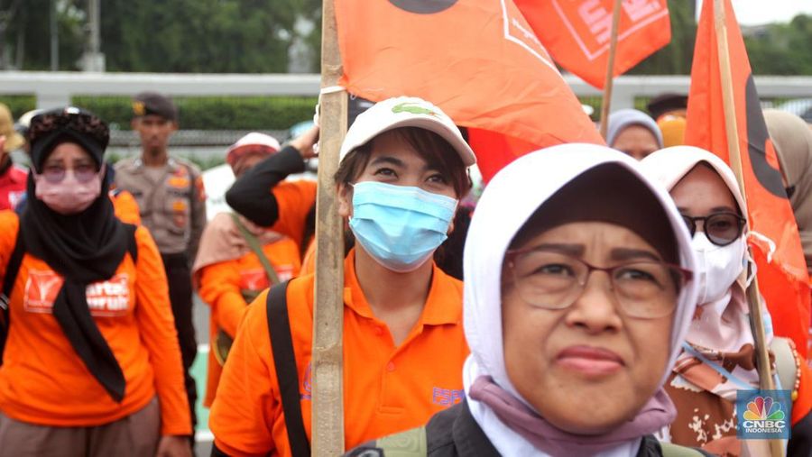 Aksi buruh perempuan melakukan unjuk rasa dalam rangka memperingati International Women's Day atau Hari Perempuan Internasional di depan Gedung DPR RI, Rabu (8/3). (CNBC Indonesia/ Muhammad Sabki)