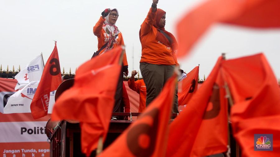 Aksi buruh perempuan melakukan unjuk rasa dalam rangka memperingati International Women's Day atau Hari Perempuan Internasional di depan Gedung DPR RI, Rabu (8/3). (CNBC Indonesia/ Muhammad Sabki)