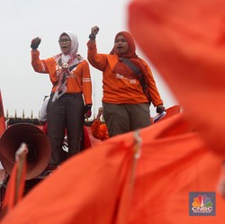 Gedung DPR 'Memerah' Lagi, Buruh Perempuan Bersuara