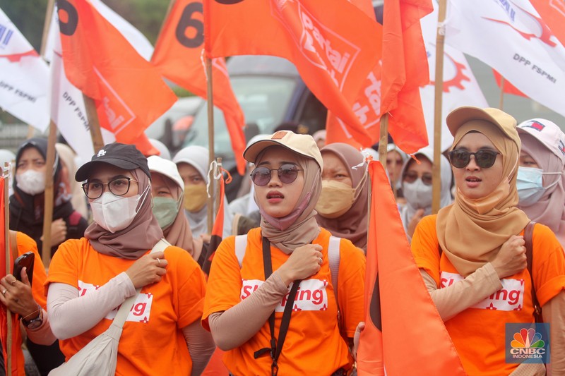 Aksi buruh perempuan melakukan unjuk rasa dalam rangka memperingati International Women's Day atau Hari Perempuan Internasional di depan Gedung DPR RI, Rabu (8/3). Aksi buruh perempuan melakukan unjuk rasa dalam rangka memperingati International Women's Day atau Hari Perempuan Internasional di depan Gedung DPR RI, Rabu (8/3). (CNBC Indonesia/ Muhammad Sabki)