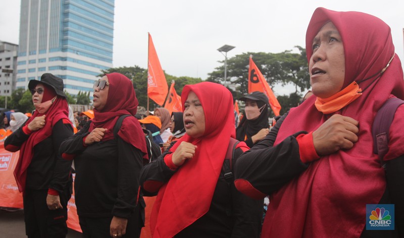 Aksi buruh perempuan melakukan unjuk rasa dalam rangka memperingati International Women's Day atau Hari Perempuan Internasional di depan Gedung DPR RI, Rabu (8/3). Aksi buruh perempuan melakukan unjuk rasa dalam rangka memperingati International Women's Day atau Hari Perempuan Internasional di depan Gedung DPR RI, Rabu (8/3). (CNBC Indonesia/ Muhammad Sabki)