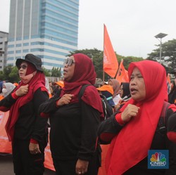 Demo May Day, Buruh Pakai Sunscreen Antisipasi Cuaca Panas