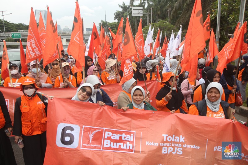 Aksi buruh perempuan melakukan unjuk rasa dalam rangka memperingati International Women's Day atau Hari Perempuan Internasional di depan Gedung DPR RI, Rabu (8/3). Aksi buruh perempuan melakukan unjuk rasa dalam rangka memperingati International Women's Day atau Hari Perempuan Internasional di depan Gedung DPR RI, Rabu (8/3). (CNBC Indonesia/ Muhammad Sabki)