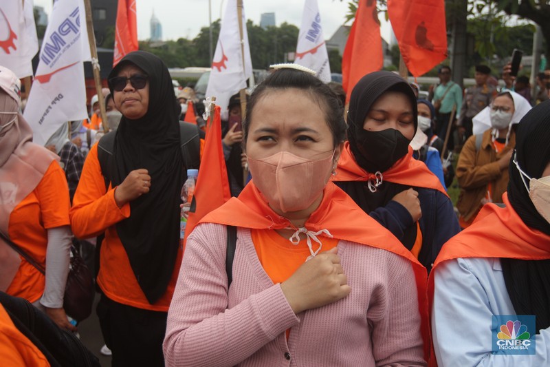 Aksi buruh perempuan melakukan unjuk rasa dalam rangka memperingati International Women's Day atau Hari Perempuan Internasional di depan Gedung DPR RI, Rabu (8/3). Aksi buruh perempuan melakukan unjuk rasa dalam rangka memperingati International Women's Day atau Hari Perempuan Internasional di depan Gedung DPR RI, Rabu (8/3). (CNBC Indonesia/ Muhammad Sabki)