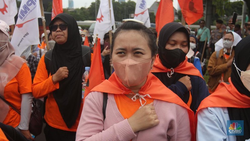 Aksi buruh perempuan melakukan unjuk rasa dalam rangka memperingati International Women's Day atau Hari Perempuan Internasional di depan Gedung DPR RI, Rabu (8/3). (CNBC Indonesia/ Muhammad Sabki)