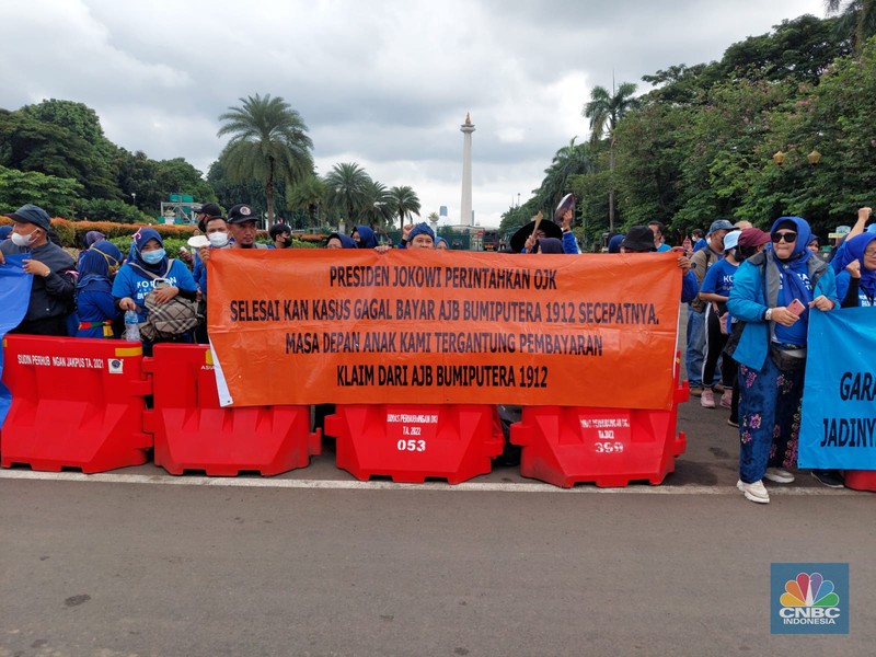 Aksi demonstrasi nasabah AJB Bumiputera di Patung Kuda. (CNBC Indonesia/Zefanya Aprilia)