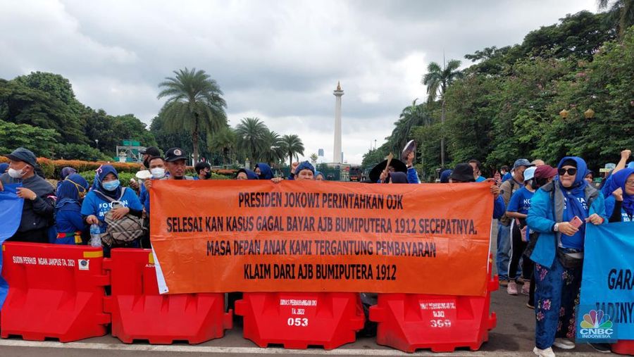 Aksi demonstrasi nasabah AJB Bumiputera di Patung Kuda. (CNBC Indonesia/Zefanya Aprilia)