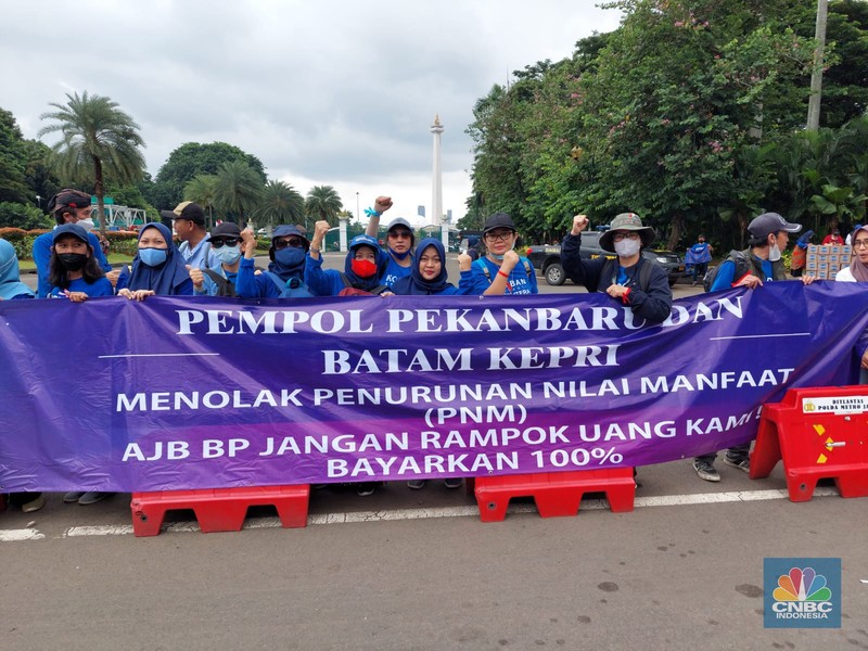 Aksi demonstrasi nasabah AJB Bumiputera di Patung Kuda. (CNBC Indonesia/Zefanya Aprilia)