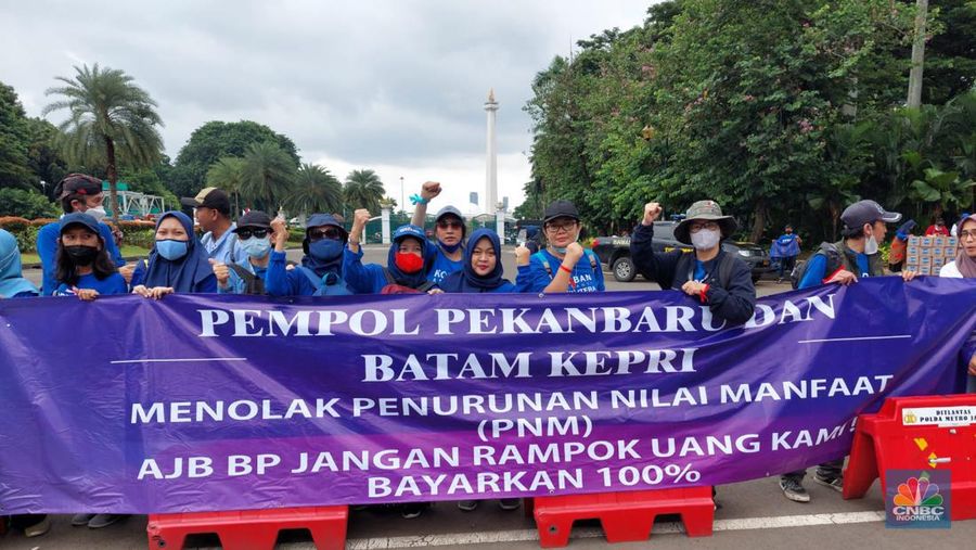 Aksi demonstrasi nasabah AJB Bumiputera di Patung Kuda. (CNBC Indonesia/Zefanya Aprilia)