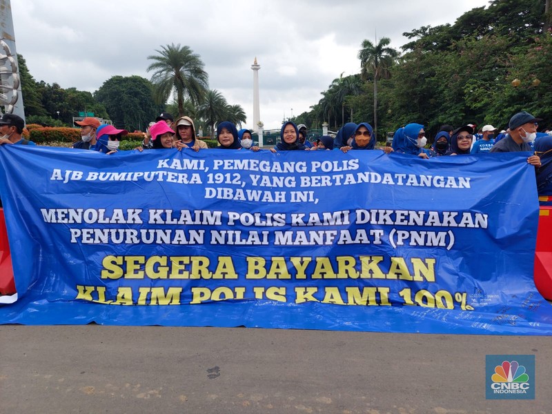 Aksi demonstrasi nasabah AJB Bumiputera di Patung Kuda. (CNBC Indonesia/Zefanya Aprilia)