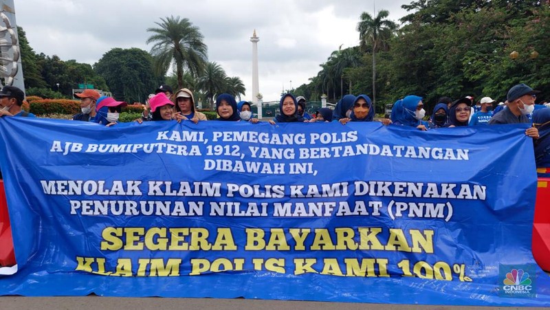 Aksi demonstrasi nasabah AJB Bumiputera di Patung Kuda. (CNBC Indonesia/Zefanya Aprilia)