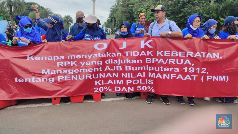 Aksi demonstrasi nasabah AJB Bumiputera di Patung Kuda. (CNBC Indonesia/Zefanya Aprilia)