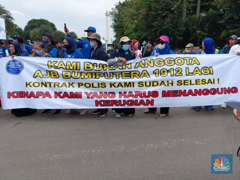 Aksi demonstrasi nasabah AJB Bumiputera di Patung Kuda. (CNBC Indonesia/Zefanya Aprilia)
