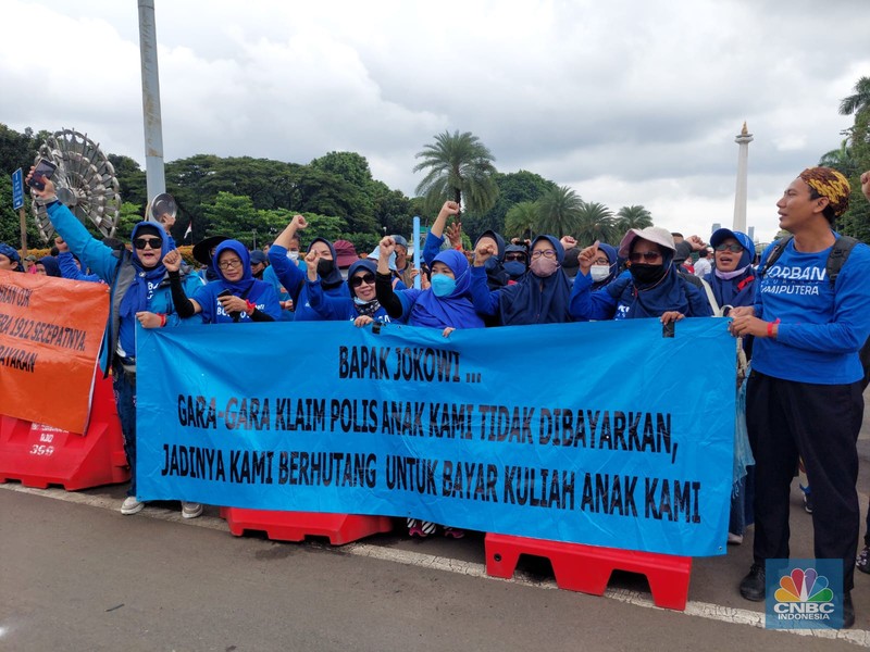 Aksi demonstrasi nasabah AJB Bumiputera di Patung Kuda. (CNBC Indonesia/Zefanya Aprilia)