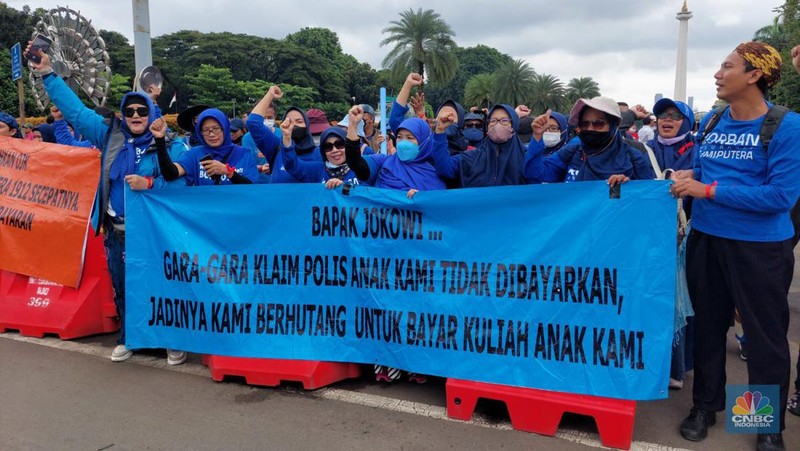 Aksi demonstrasi nasabah AJB Bumiputera di Patung Kuda. (CNBC Indonesia/Zefanya Aprilia)