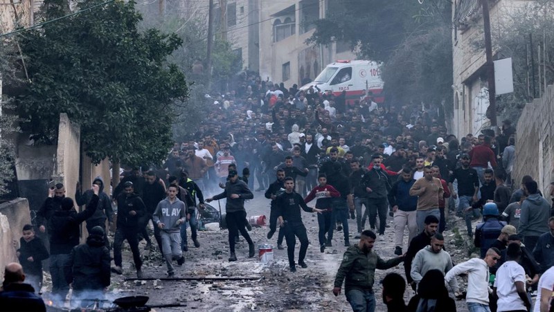 Helikopter serang AH-64 Apache Longbow Israel melepaskan suar saat terbang selama serangan tentara Israel di kamp Jenin untuk pengungsi Palestina di Tepi Barat yang diduduki pada 7 Maret 2023. - Pasukan Israel membunuh enam warga Palestina di Jenin pada 7 Maret, termasuk tersangka militan yang dituduh membunuh dua warga Israel. Kementerian kesehatan Palestina mengatakan enam pria tewas, satu berusia 49 tahun dan sisanya berusia 20-an, dalam bentrokan yang menurut tentara termasuk tentara yang meluncurkan roket di tengah tembakan ganas. (JAAFAR ASHTIYEH/AFP via Getty Images)