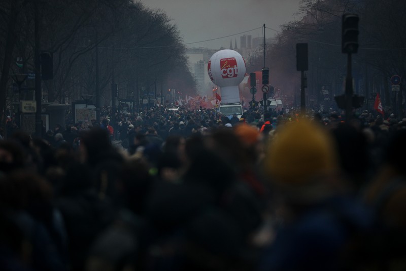 Demonstran dari serikat Konfederasi Buruh Demokratik Prancis (CFDT) pada protes selama pemogokan nasional menentang reformasi pensiun pada 7 Maret 2023 di Paris, Prancis. Tahun 2023 telah terjadi serangkaian pemogokan umum dan demonstrasi yang diselenggarakan di seluruh Prancis oleh penentang reformasi pensiun pemerintah dari pemerintah Borne yang berencana untuk meningkatkan usia pensiun dari 62 menjadi 64 tahun. (Aziz Karimov/Getty Images)