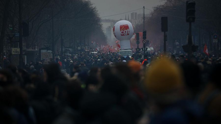 Demonstran dari serikat Konfederasi Buruh Demokratik Prancis (CFDT) pada protes selama pemogokan nasional menentang reformasi pensiun pada 7 Maret 2023 di Paris, Prancis. Tahun 2023 telah terjadi serangkaian pemogokan umum dan demonstrasi yang diselenggarakan di seluruh Prancis oleh penentang reformasi pensiun pemerintah dari pemerintah Borne yang berencana untuk meningkatkan usia pensiun dari 62 menjadi 64 tahun. (Aziz Karimov/Getty Images)
