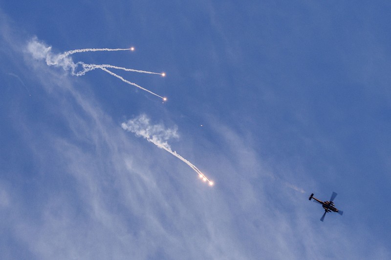 Helikopter serang AH-64 Apache Longbow Israel melepaskan suar saat terbang selama serangan tentara Israel di kamp Jenin untuk pengungsi Palestina di Tepi Barat yang diduduki pada 7 Maret 2023. Helikopter serang AH-64 Apache Longbow Israel melepaskan suar saat terbang selama serangan tentara Israel di kamp Jenin untuk pengungsi Palestina di Tepi Barat yang diduduki pada 7 Maret 2023. - Pasukan Israel membunuh enam warga Palestina di Jenin pada 7 Maret, termasuk tersangka militan yang dituduh membunuh dua warga Israel. Kementerian kesehatan Palestina mengatakan enam pria tewas, satu berusia 49 tahun dan sisanya berusia 20-an, dalam bentrokan yang menurut tentara termasuk tentara yang meluncurkan roket di tengah tembakan ganas. (JAAFAR ASHTIYEH/AFP via Getty Images)