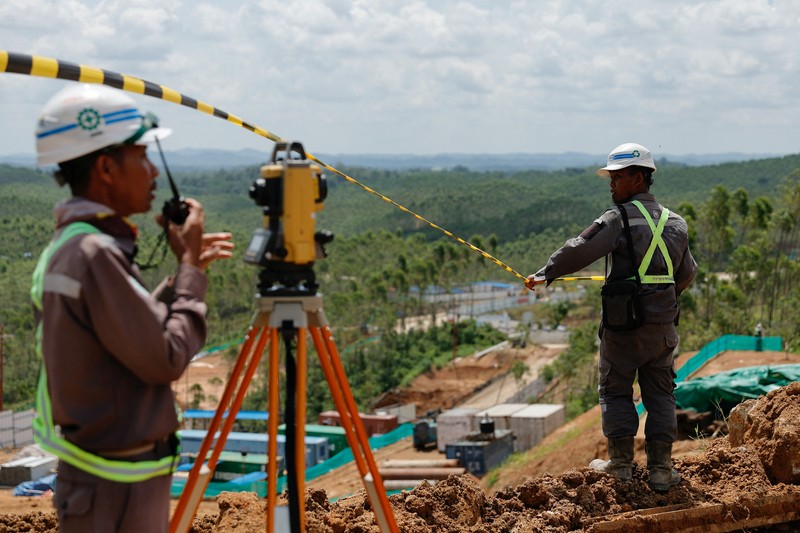 Kementerian PUPR tengah menyelesaikan pembangunan Bendungan Sepaku Semoi dan Intake Sungai Sepaku di Kabupaten Penajam Paser Utara, Kalimantan Timur. (AFP via Getty Images/ADEK BERRY)