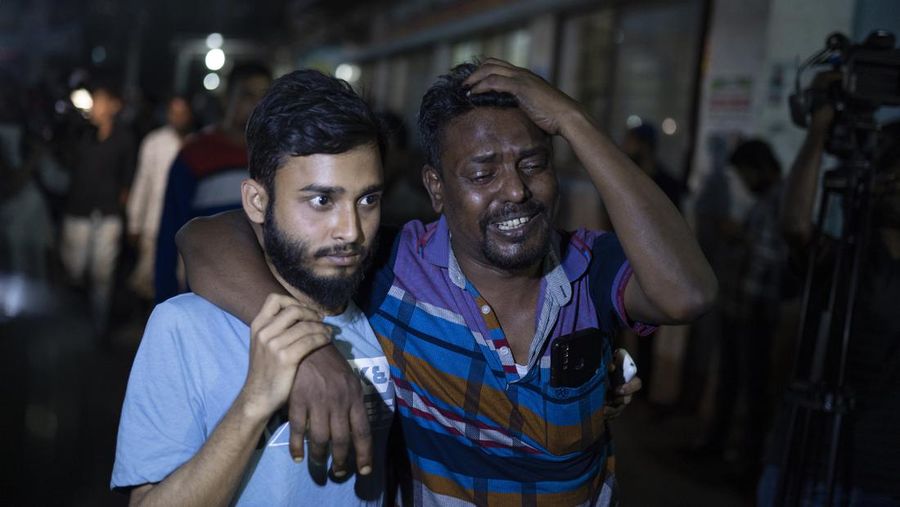 Petugas pemadam kebakaran dan penyelamat Bangladesh bekerja setelah ledakan terjadi di dalam sebuah gedung di Siddique Bazar di Dhaka. Sedikitnya 17 orang tewas dan lebih dari 100 lainnya luka-luka setelah ledakan terjadi di dalam gedung perkantoran. (K M Asad/LightRocket via Getty Images)