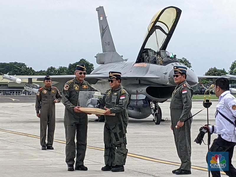 Menteri Pertahanan Prabowo Subianto mendapatkan lencana brevet wing penerbang kehormatan kelas I dari TNI Angkatan Udara usai mencoba pesawat F-16 Milik TNI AU selama hampir 30 menit mengudara. (CNBC Indonesia/Emir Yanwardhana)